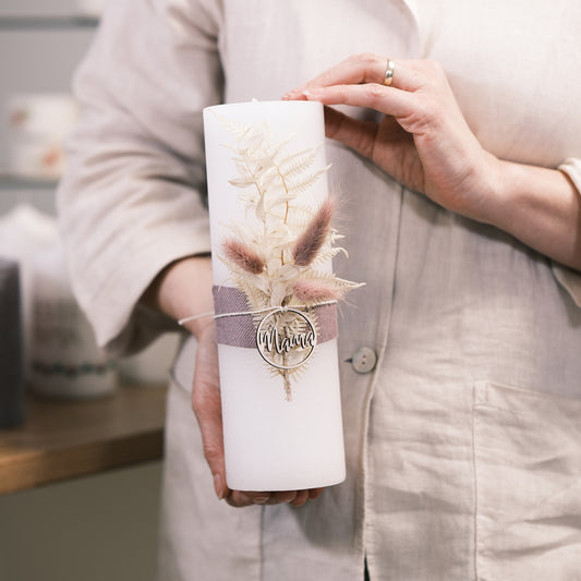 Mama mit Holzanhänger und Trockenblumen - Rosis Kerzen