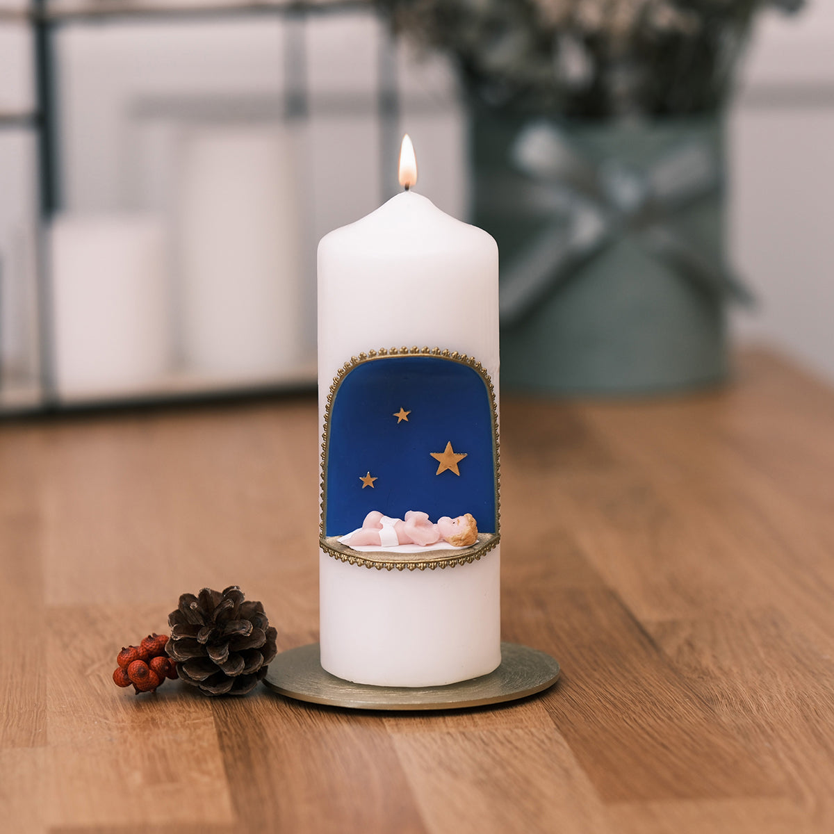 Weihnachtskerze mit Jesuskind – Rosis Kerzen