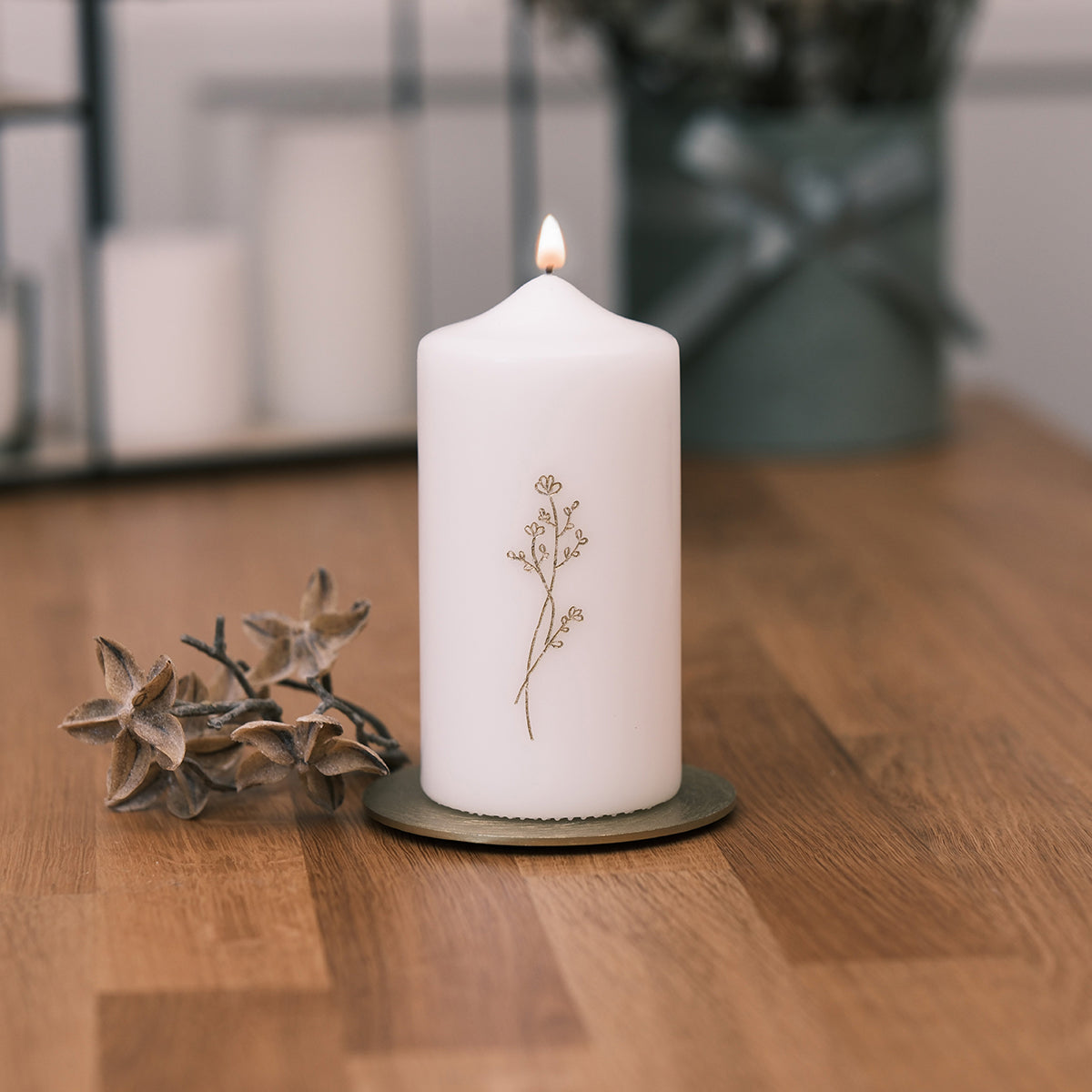 Stumpenkerze mit eingravierten Blumen - Rosis Kerzen goldenen Blumen (150/70mm)