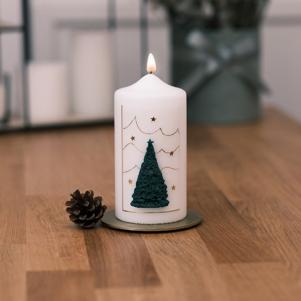 Weihnachtskerze mit Tanne & Sternen – Rosis Kerzen