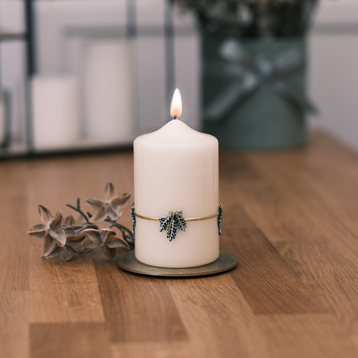 Weihnachtskerze mit Tannenzweige