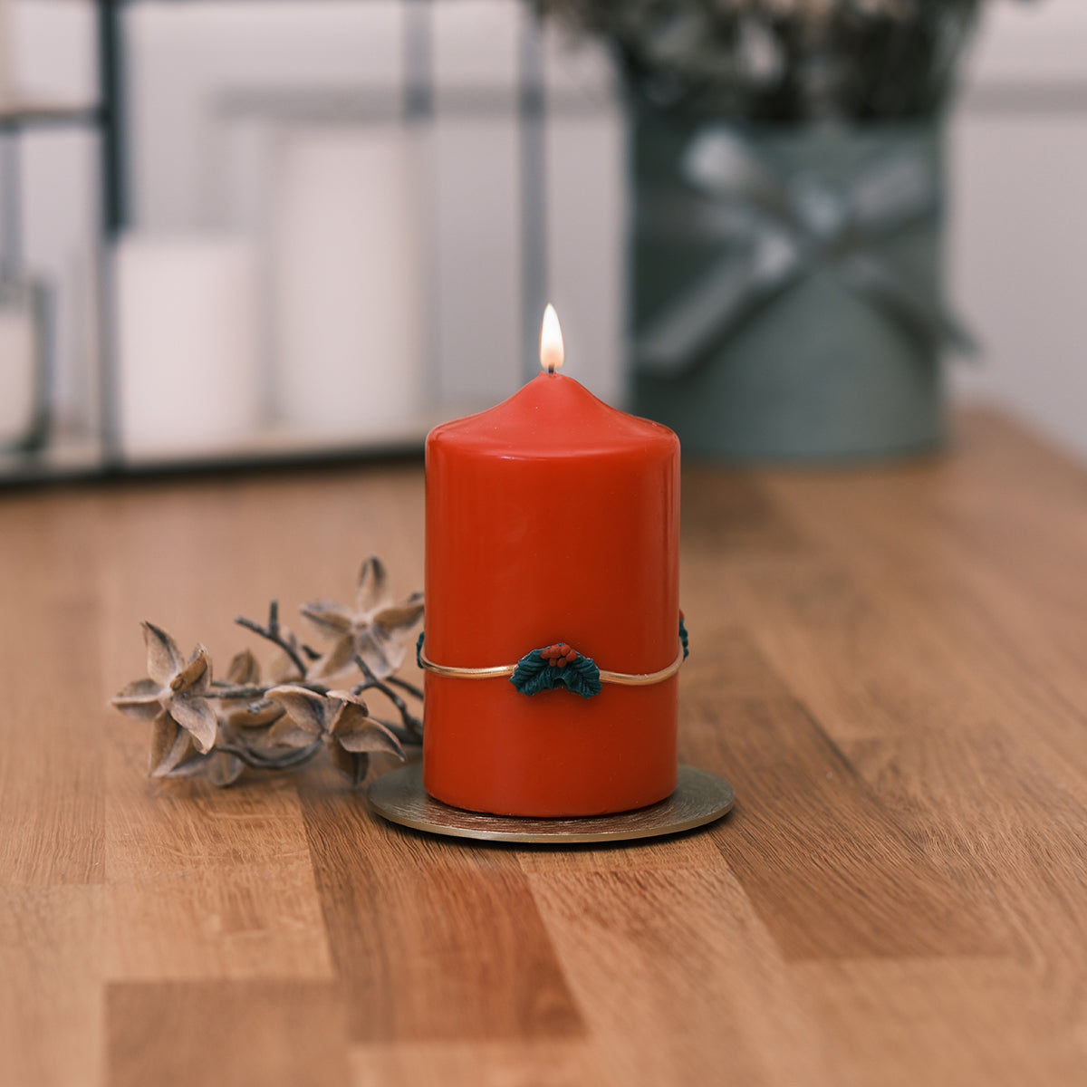 Weihnachtskerze mit Winterbeeren