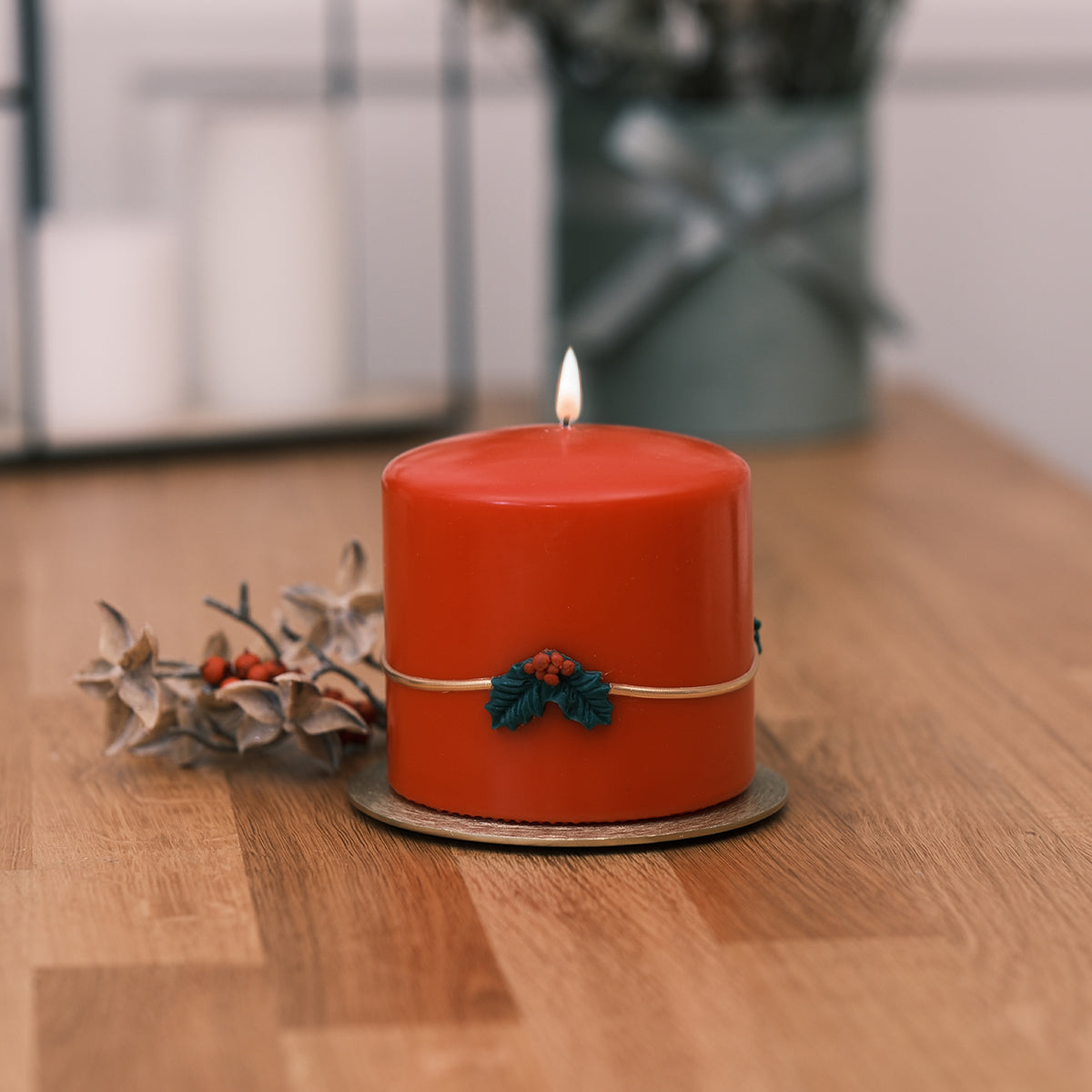 Weihnachtskerze mit Winterbeeren