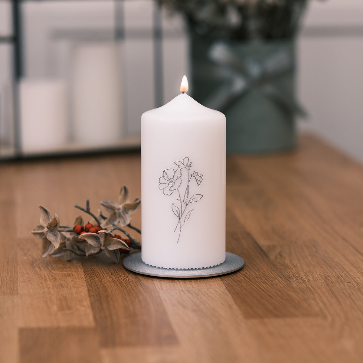Stumpenkerze mit eingravierten Blumen