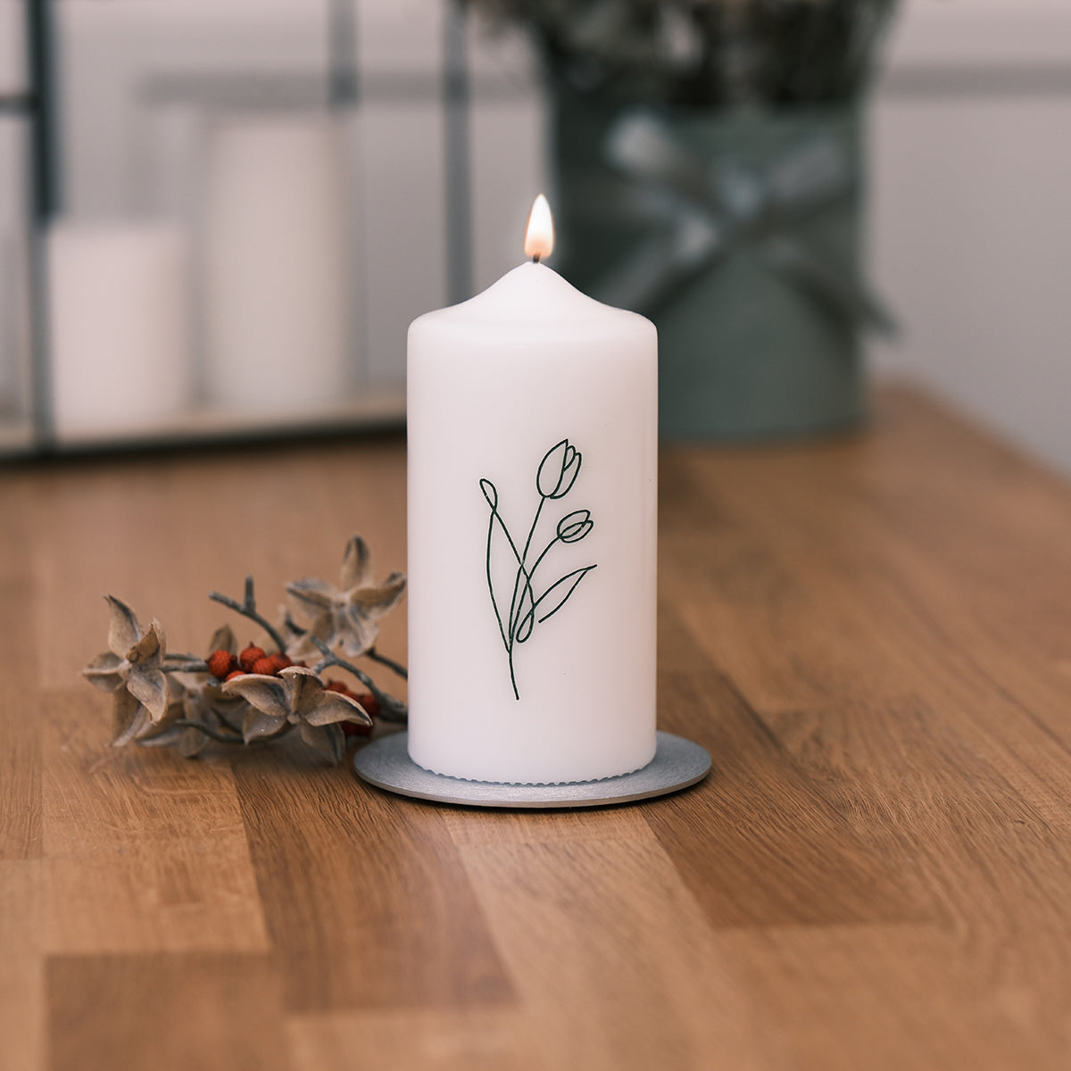 Kerze mit eingravierten Blumen – Rosis Kerzen