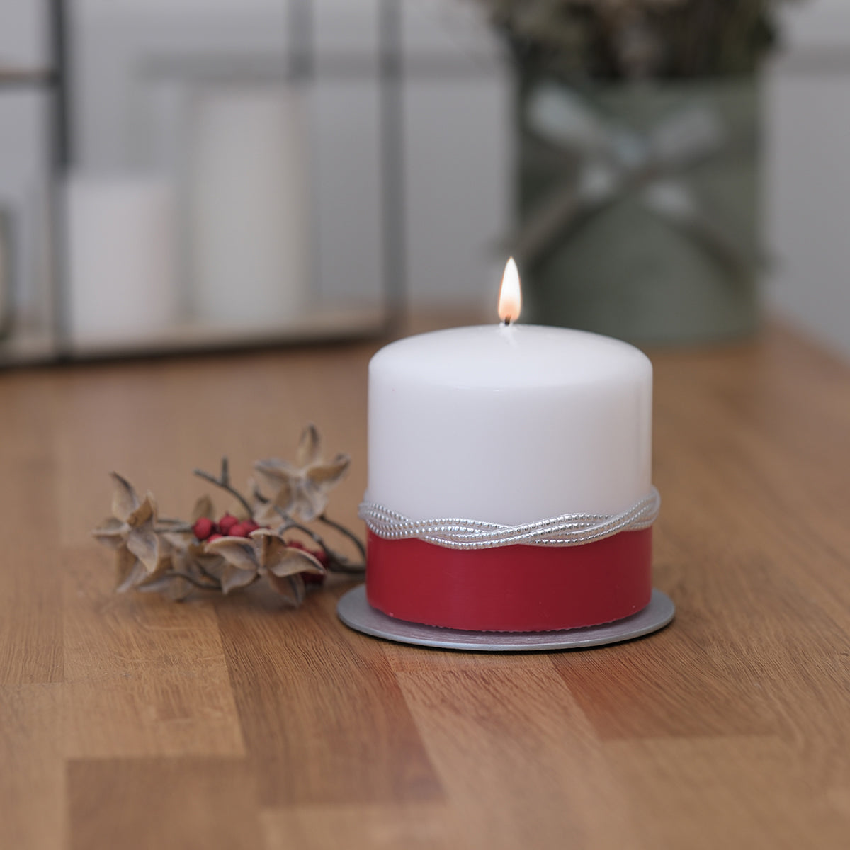 Weihnachtskerze mit Silberverzierung