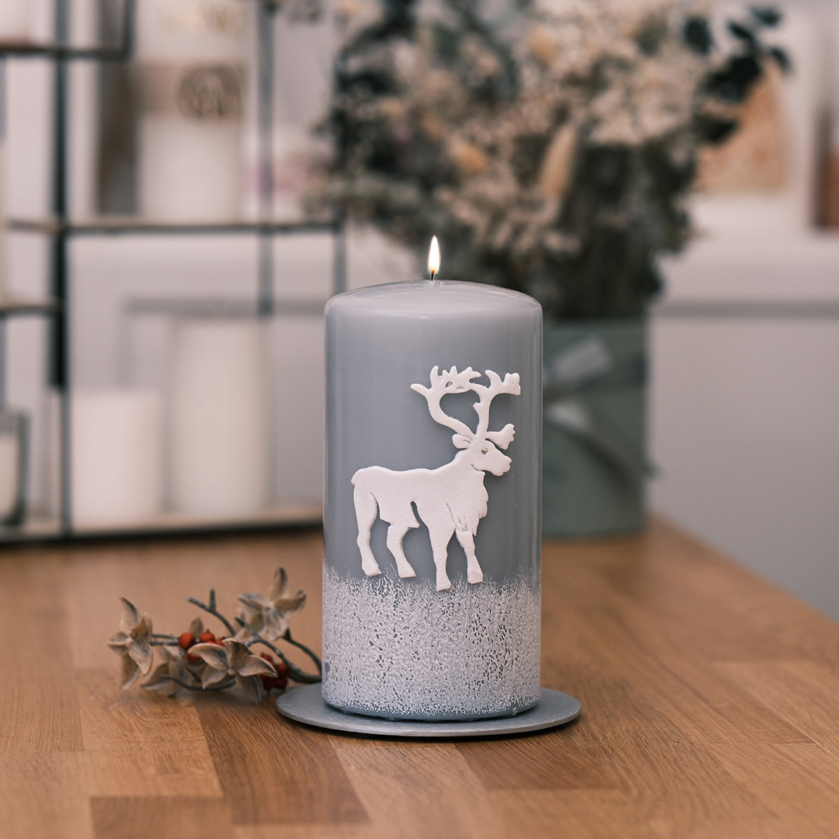Weihnachtskerze mit Hirsch im Schnee