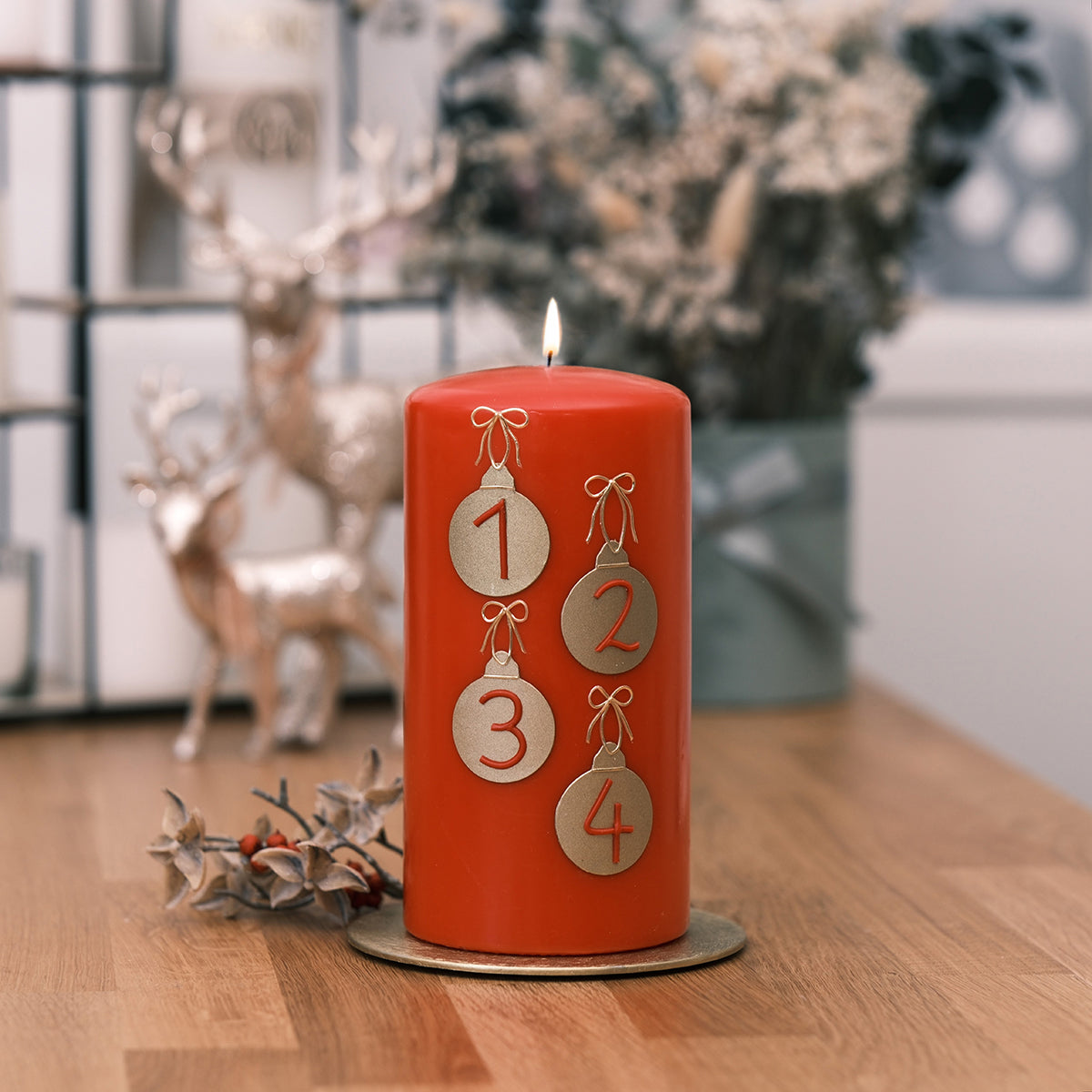 Adventkerze mit Christbaumkugeln 1-4