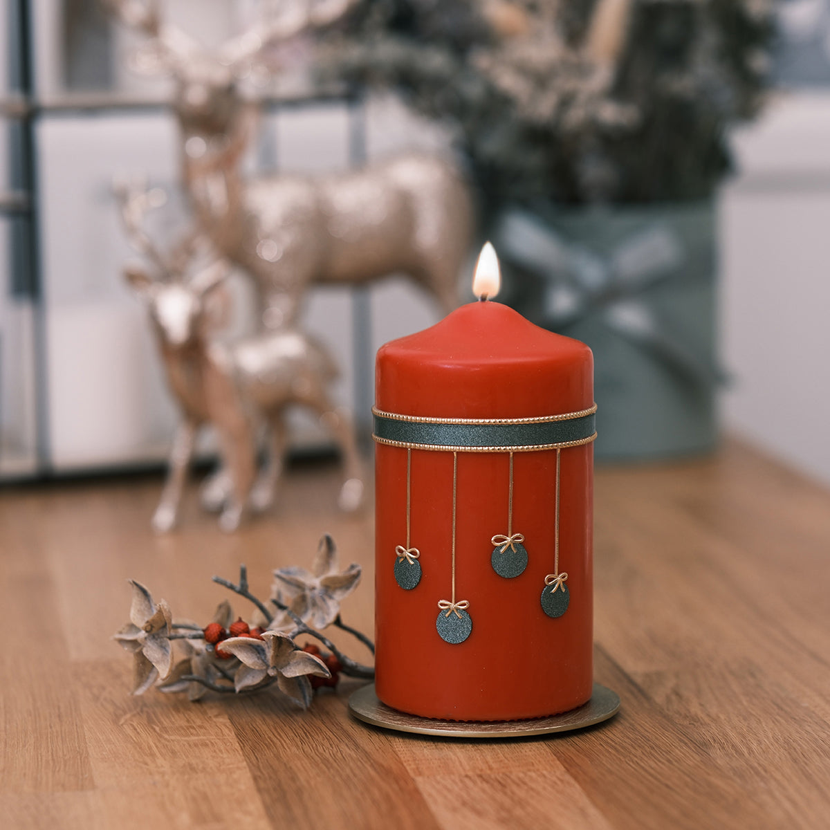 Weihnachtskerze mit Christbaumkugeln