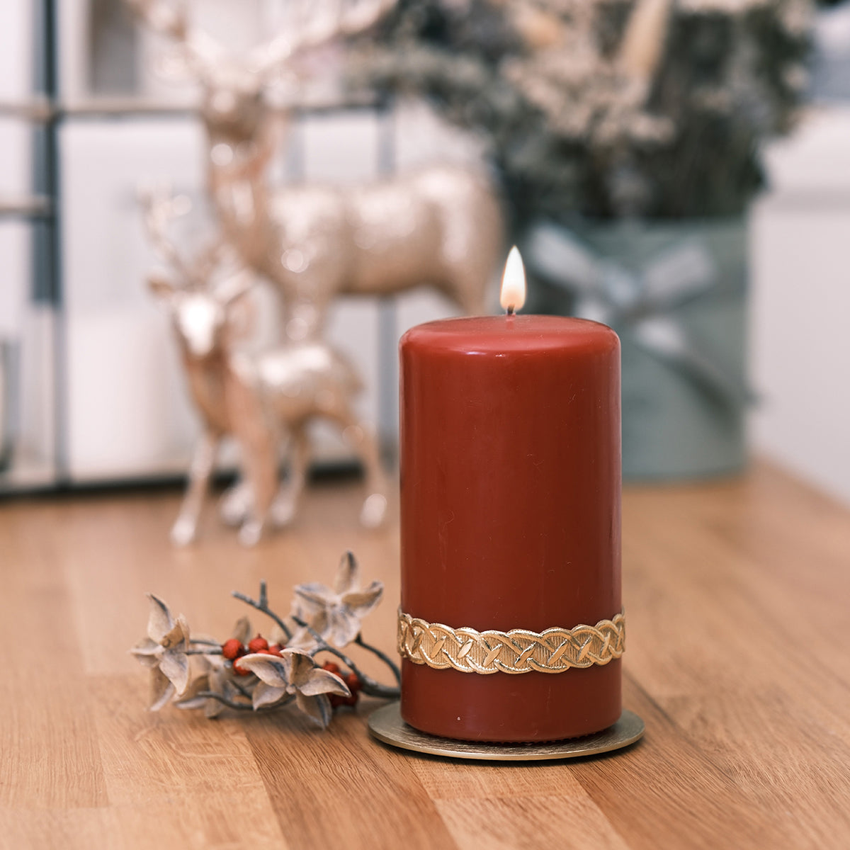 Weihnachtskerze mit Goldverzierung