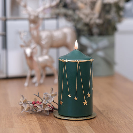 Weihnachtskerze mit Sternverzierung