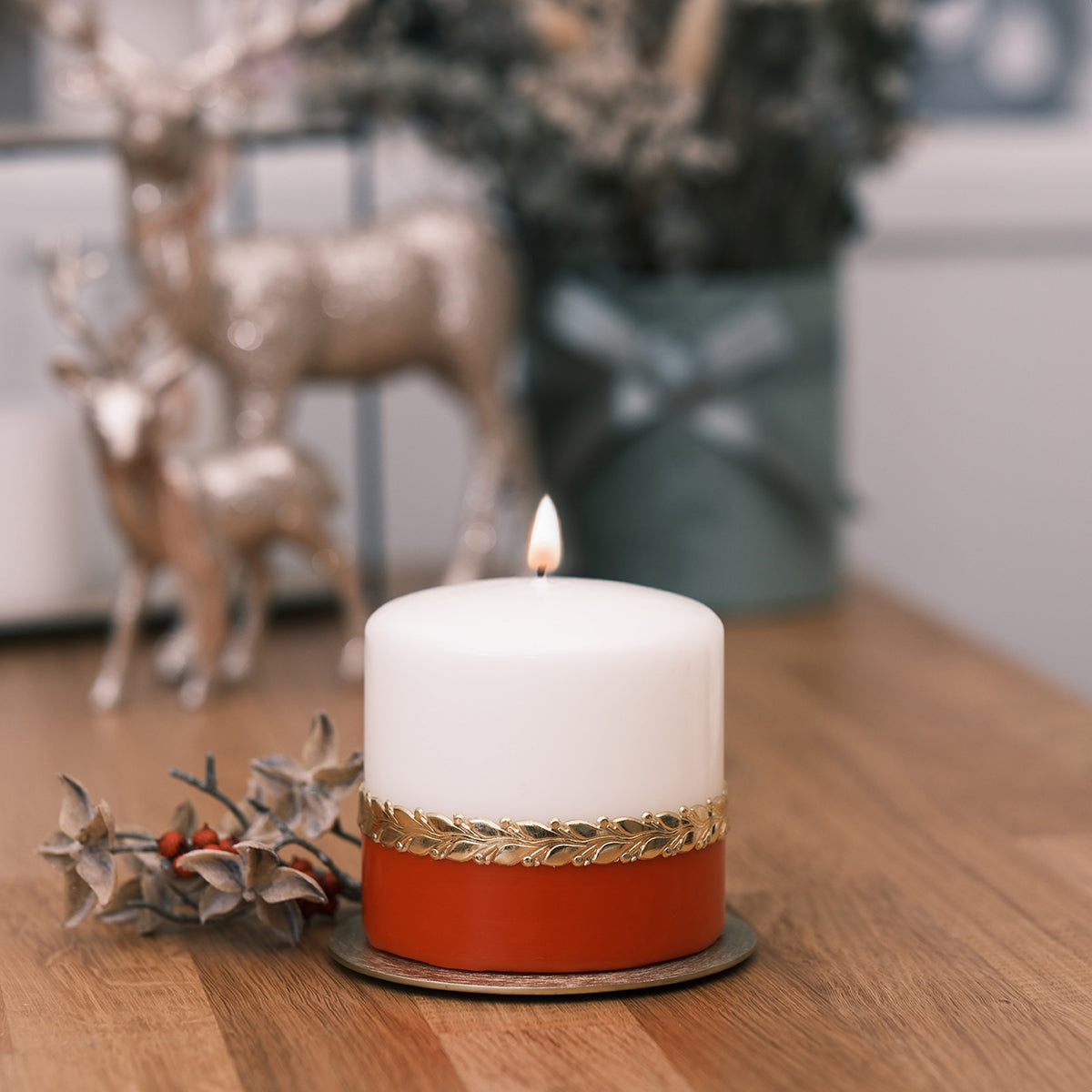 Weihnachtskerze mit Goldverzierung