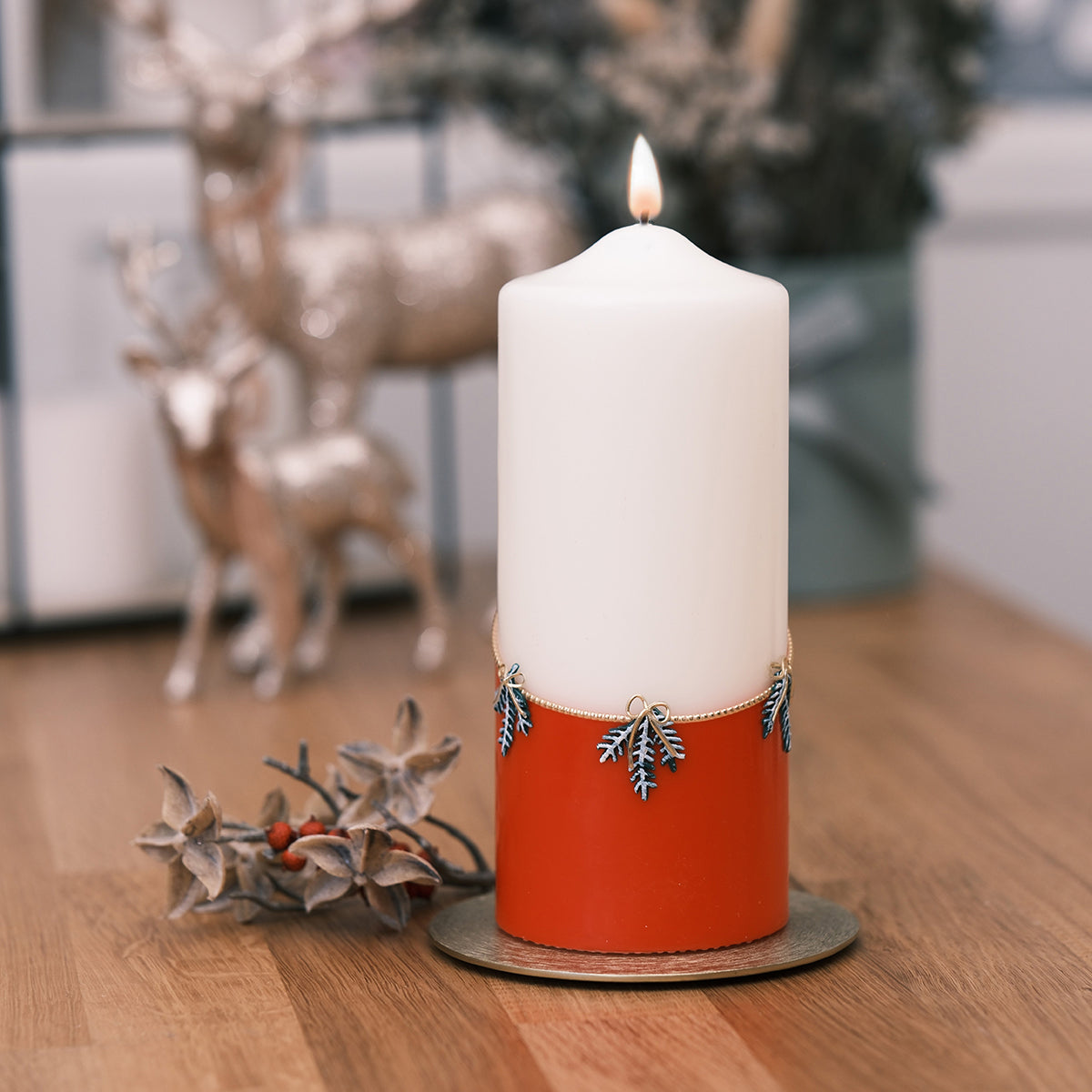 Weihnachtskerze mit Tannenzweigen