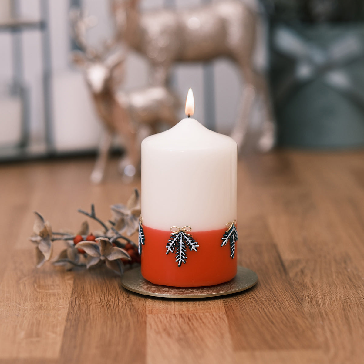 Weihnachtskerze mit Tannenzweige