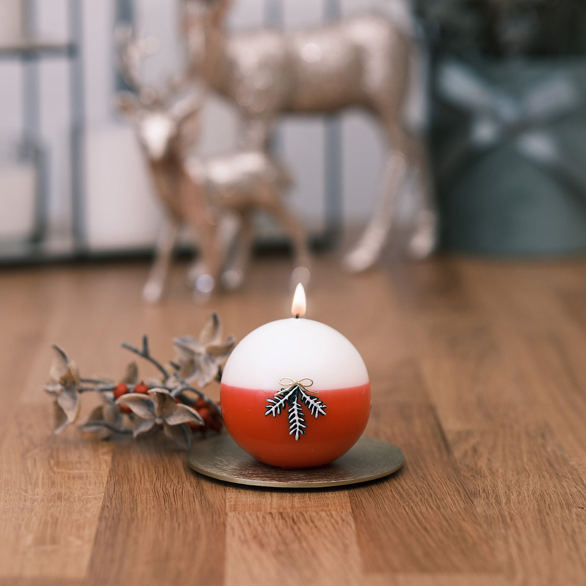 Weihnachtskerze mit Tannenzweige