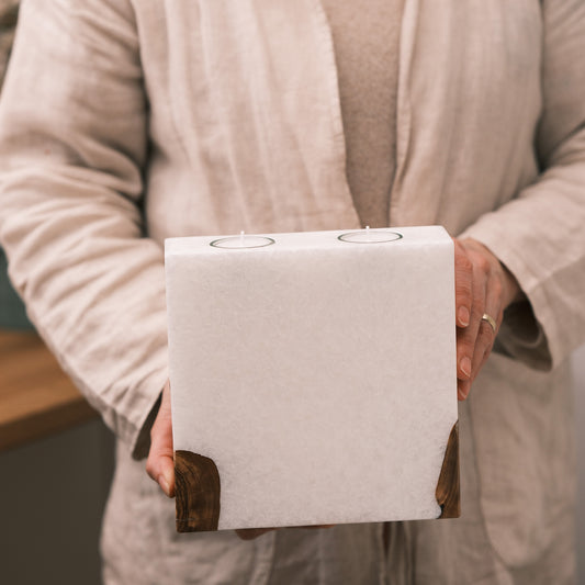 Blockkerze mit Holz und Teelichteinsätzen 20x20x7cm - Rosis Kerzen