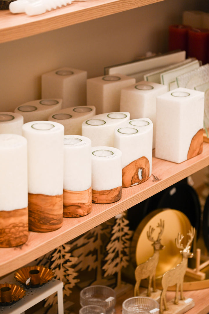 Kerzen im Regal unseres Showrooms in Eugendorf