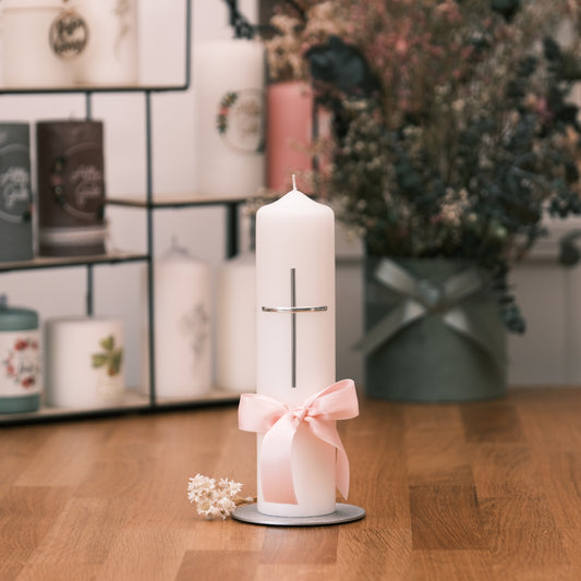 Stumpenkerze mit Kreuz und Schleife