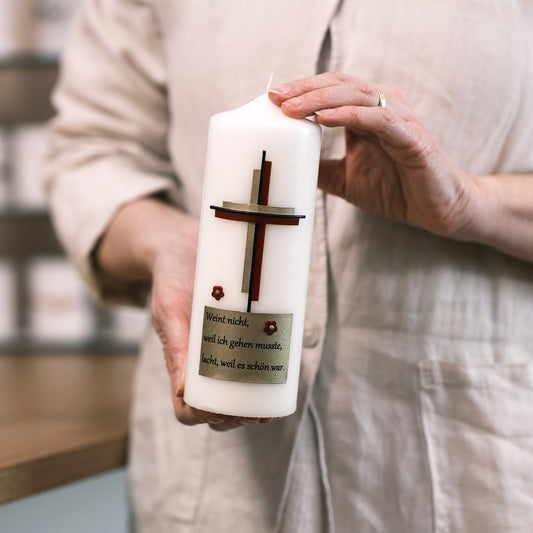 Trauerkerze mit Spruch "Weint nicht, weil ich gehen musste, lacht, weil es schön war" - Rosis Kerzen