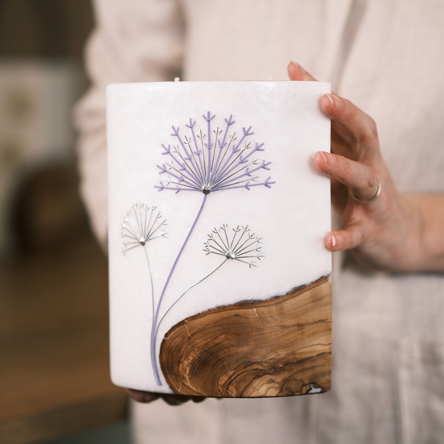 Trauerkerze mit lila-silberner Pusteblume Holzeinlage