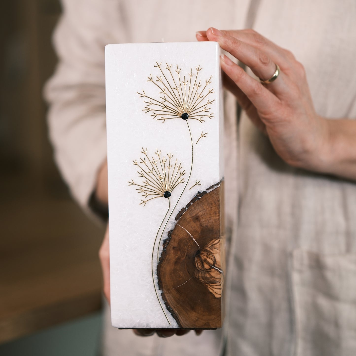 Trauerkerze mit Pusteblume und Holzeinlage - Rosis Kerzen