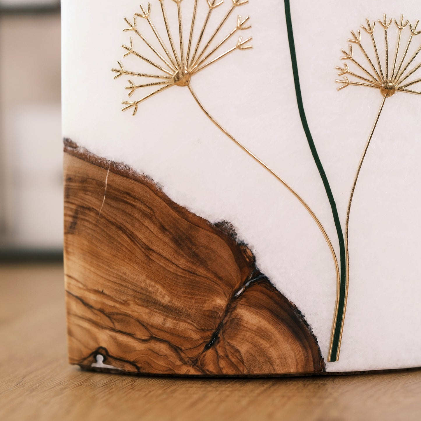 Trauerkerze mit gold-grüner Pusteblume und Holzeinlage