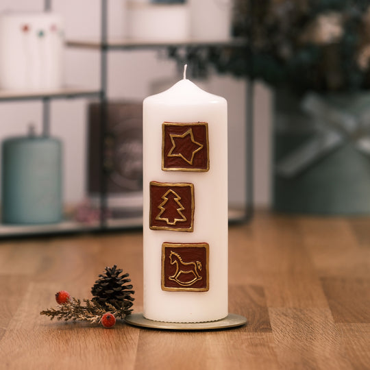 Kerze mit Weihnachtssymbolen