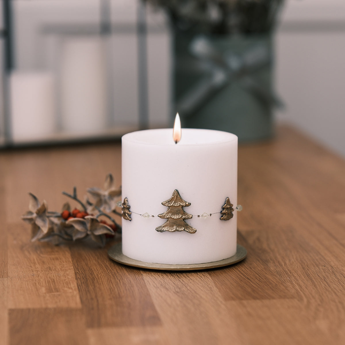 Weihnachtskerze mit Perlendraht & Tannen – Rosis Kerzen