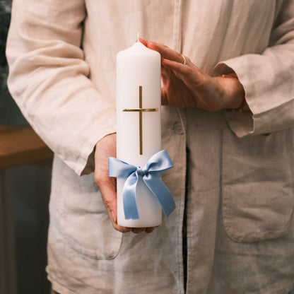 Stumpenkerze mit Kreuz und Schleife