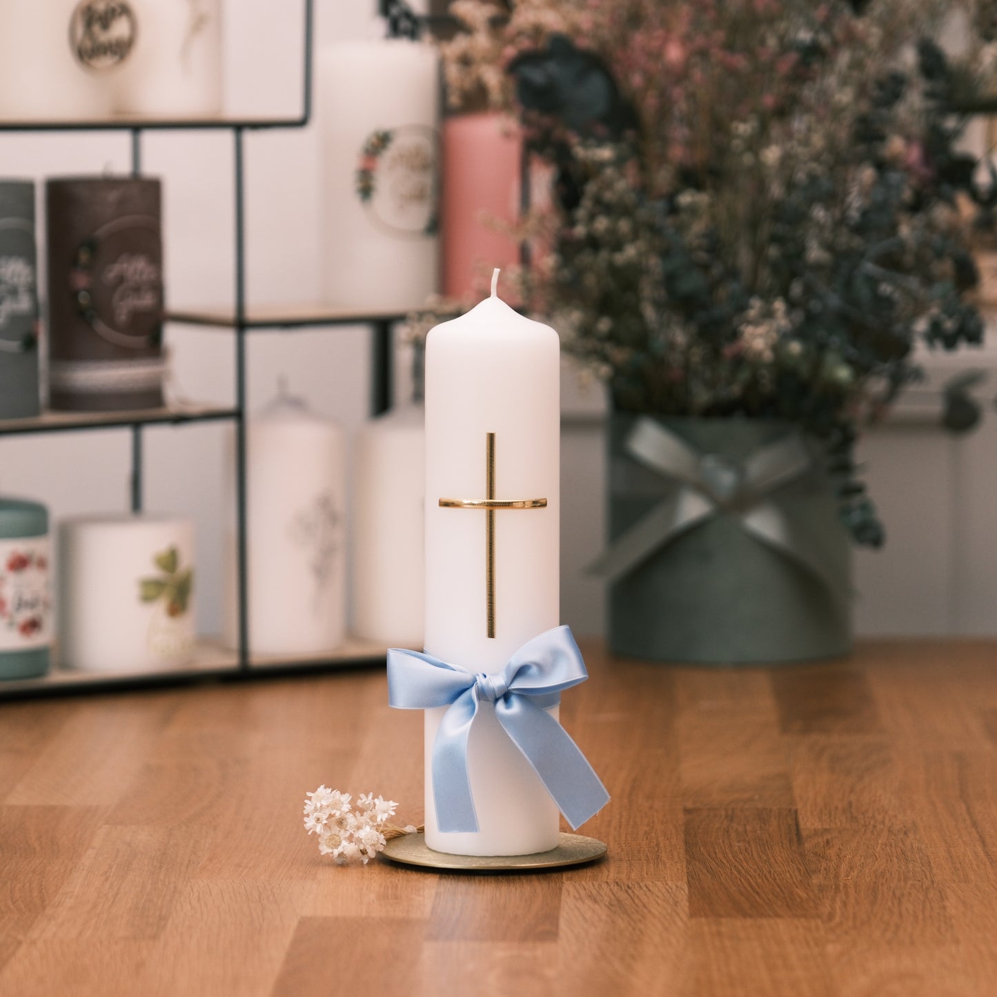 Stumpenkerze mit Kreuz und Schleife