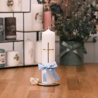 Stumpenkerze mit Kreuz und Schleife