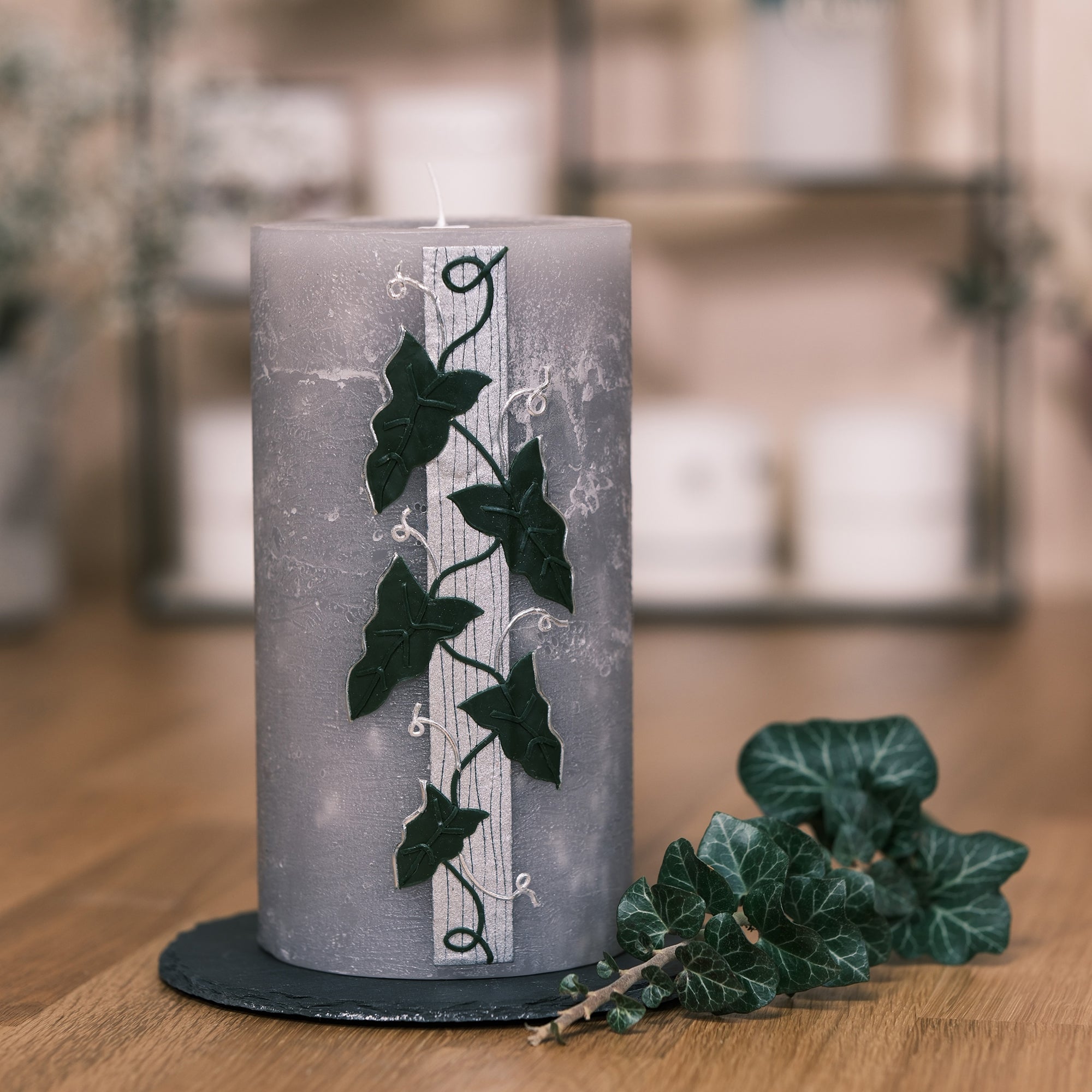 Trauerkerze mit Efeu Ranke – Rosis Kerzen