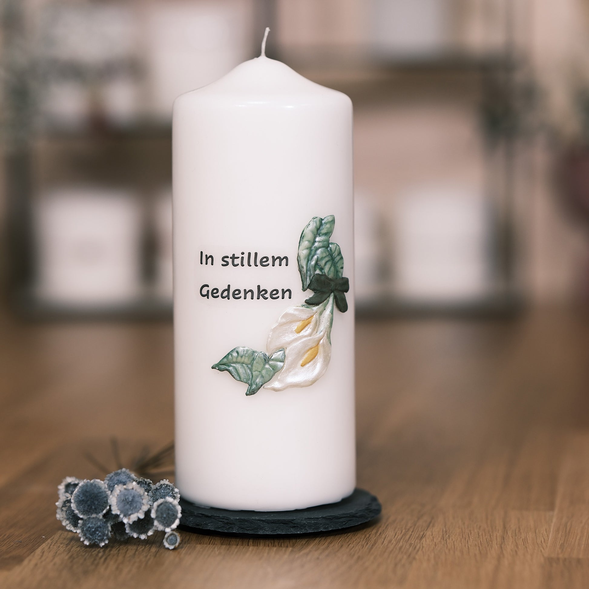 Trauerkerze mit Calla Blume und Spruch - Rosis Kerzen