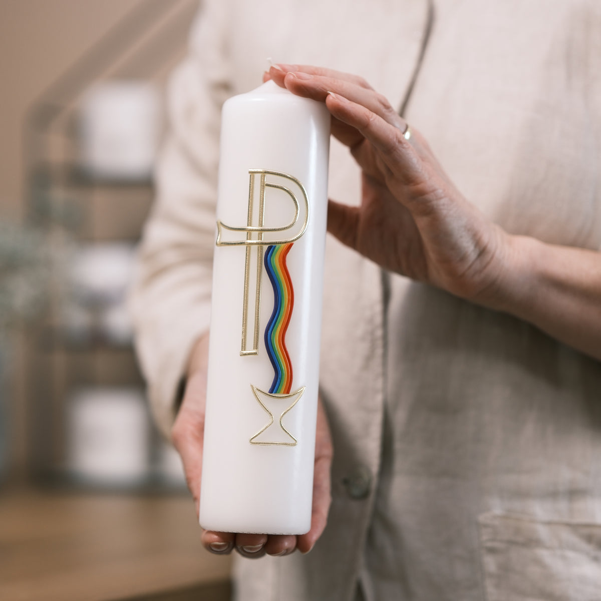 Kommunionkerze Regenbogen mit Kelch – Rosis Kerzen