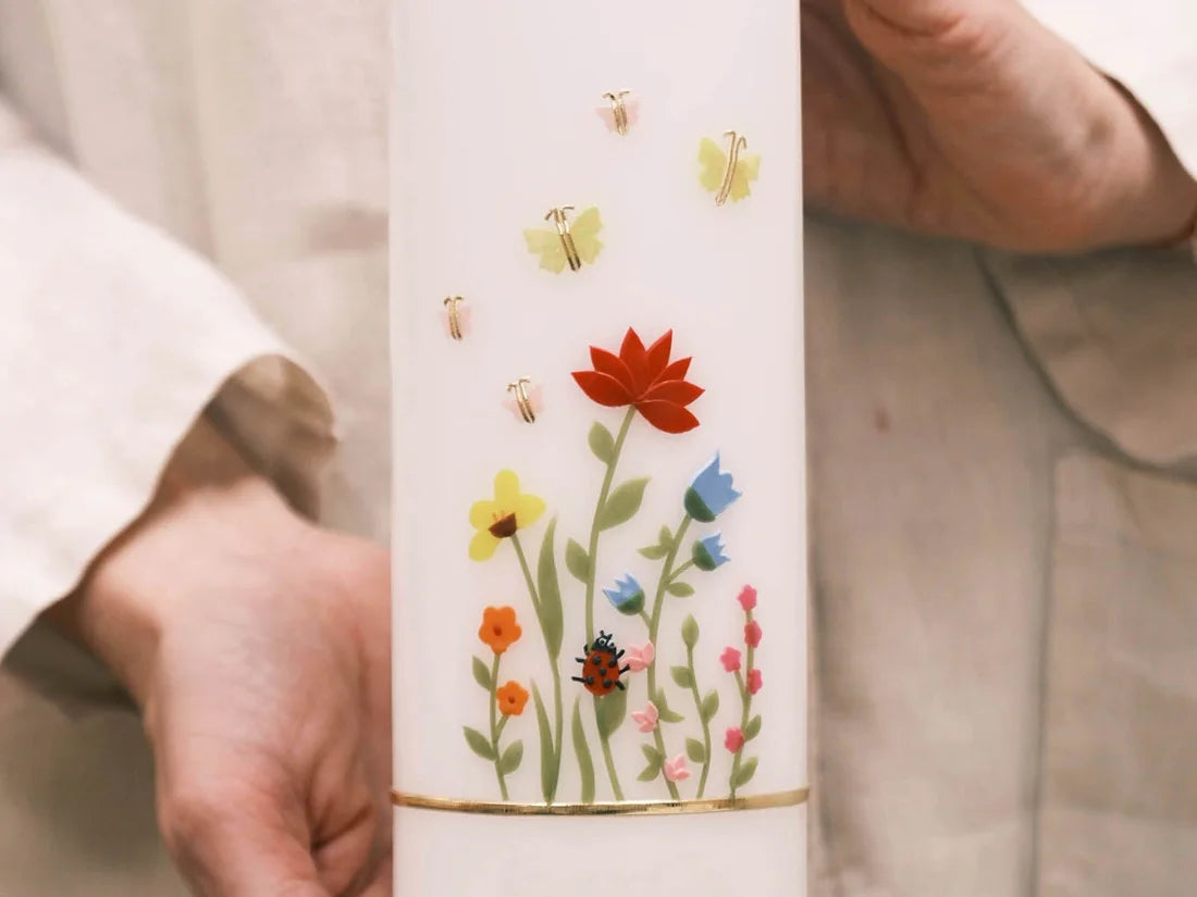 Taufkerze Isabella: Blumen aus echtem Wachs mit Tiefe und satten Farben